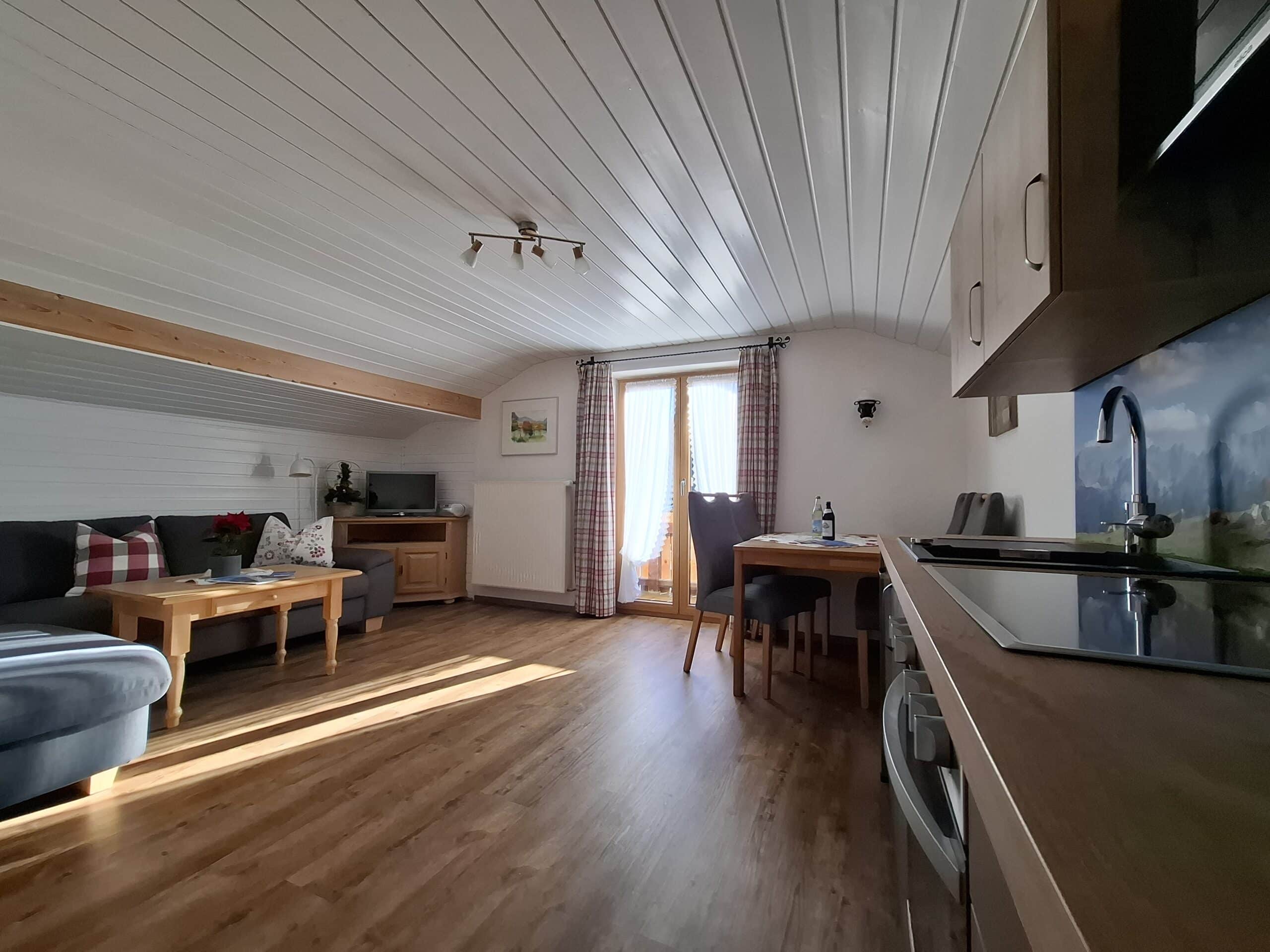 Wohnraum mit Küche_Ferienwohnung Magdalena_Geroldsee Wohnraum mit Küche_Ferienwohnung Magdalena_Geroldsee